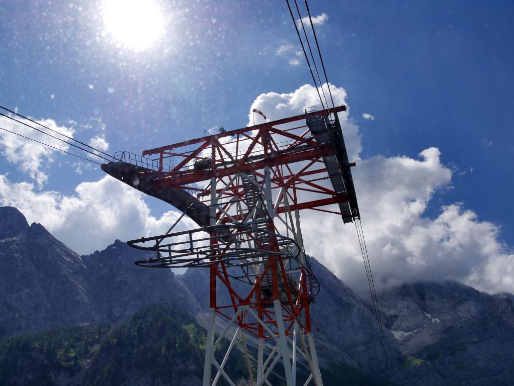 Bayerische Zugspitz-Seilbahn - Die Stütze im Vorbeiflug - © alpintreff.de / christian Schön