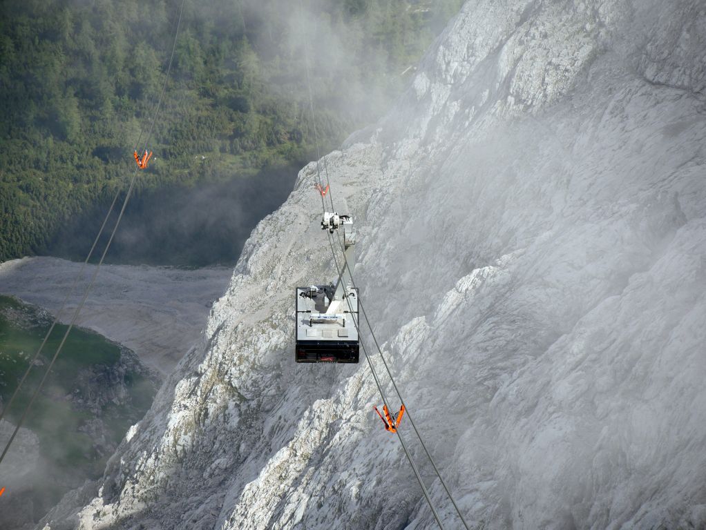 Bayerische Zugspitz-Seilbahn - Spektakulär wie eh und je: Der Blick auf die ankommende Gondel - © alpintreff.de / christian Schön