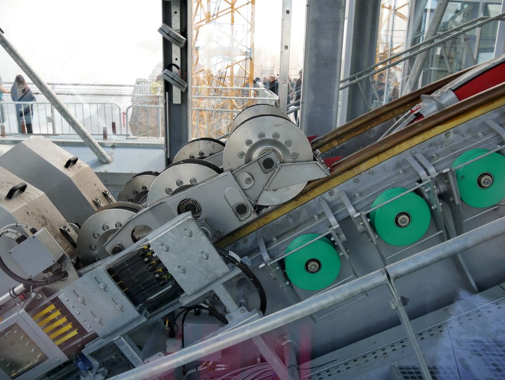 Bayerische Zugspitz-Seilbahn - Viel Transparenz. Das Laufwerk der Kabinen lässt sich in der Bergstation mal ganz aus der Nähe betrachten. - © alpintreff.de / christian Schön