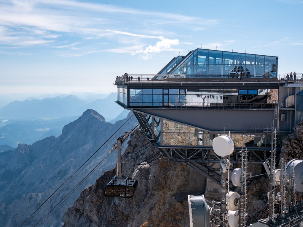 Bayerische Zugspitz-Seilbahn - Spektakulär ist die Bergstation nahezu komplett über dem Nichts gebaut worden. - © alpintreff.de / christian Schön