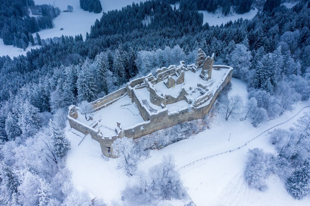 Burg Eisenberg im Allgäu - Die Burg Eisenberg im Winter.  - © <a href="https://www.loc-hoang-photography.de/" target="_blank">Loc Hoang</a>