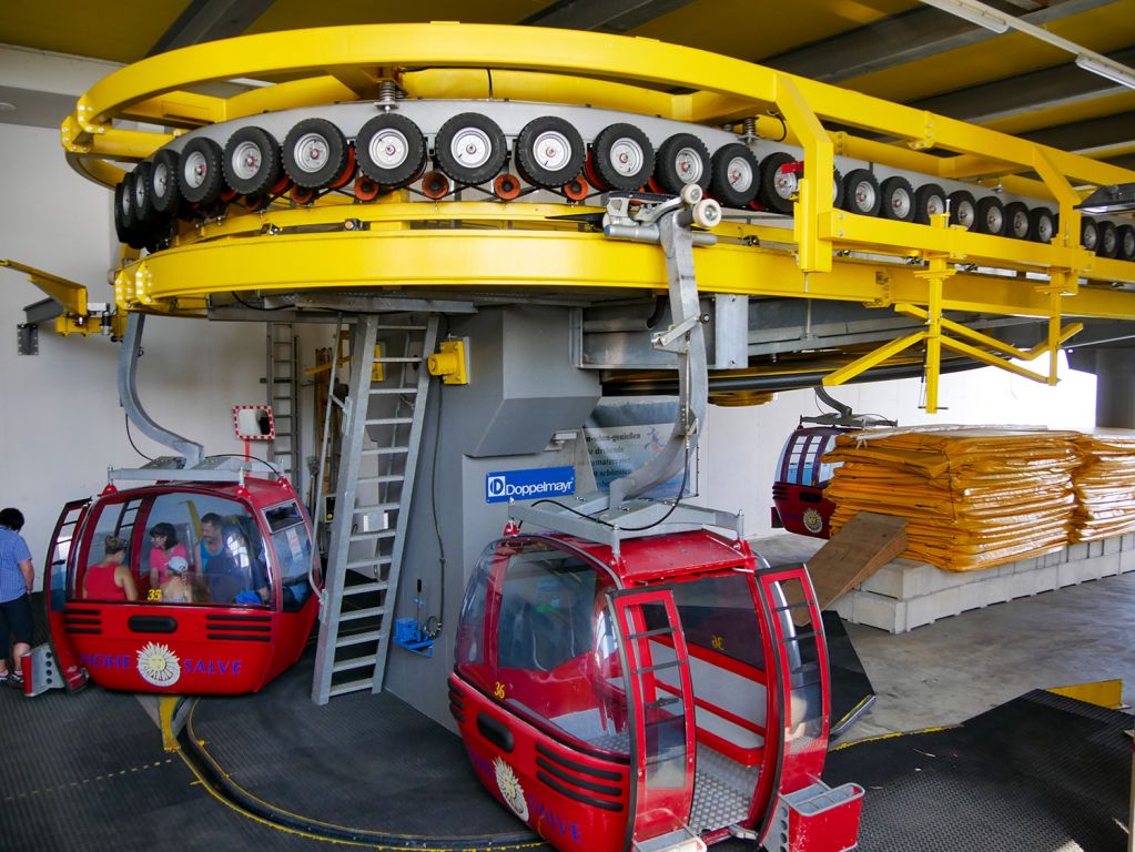 Bergstation Gondelbahn Hohe Salve - Die Bergstation der Gondelbahn Hohe Salve ist komplett in den Berg integriert. Hier wird dann auch klar, warum auf die Höhe besonders geachtet und die Gondeln etwas kleiner bestellt wurden. - © alpintreff.de / christian schön