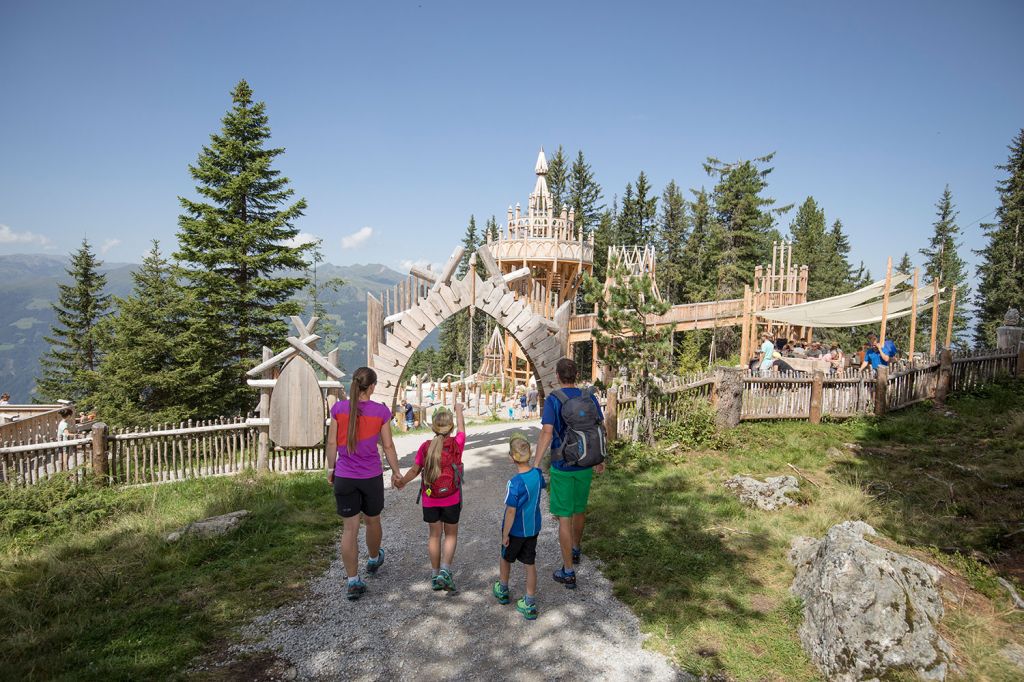 Fichtenschloss - Zell am Ziller - Das gesamte Areal inklusive Grillstation und Liegen zum ausruhen umfasst 5.000 m².  - © Zillertal Arena, Johannes Sautner