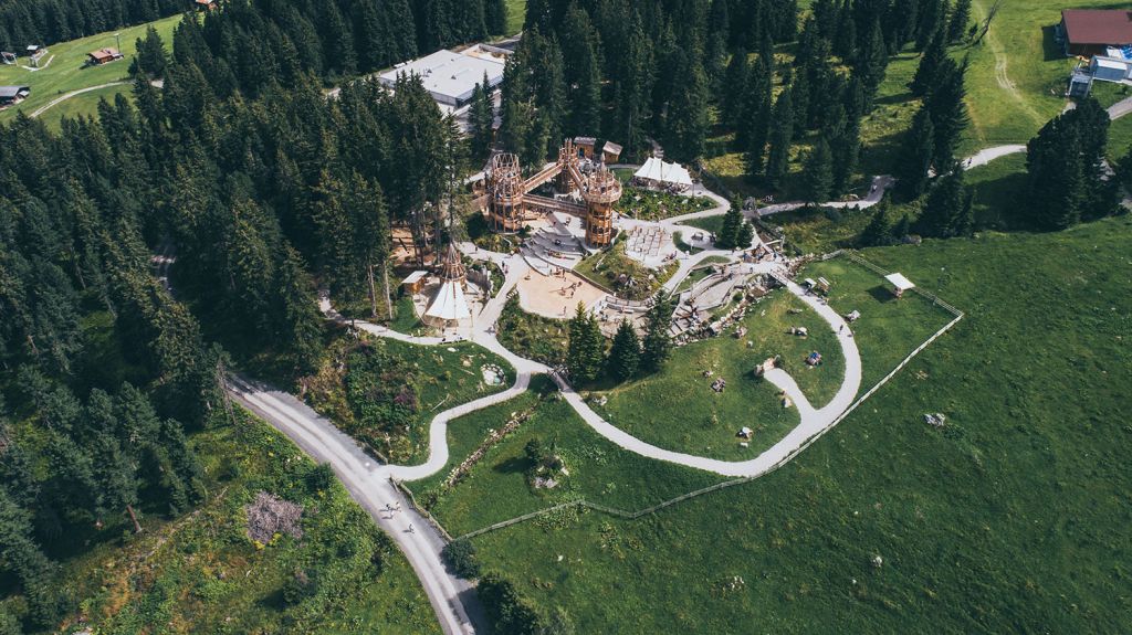 Fichtenschloss - Zell am Ziller - Du kommst dorthin, wenn Du mit der Rosenalmbahn hinauf fährst. Das Fichtenschloss liegt direkt neben dem Fichtensee. Die Aussicht von dort oben ist grandios.  - © Zillertal Arena, Johannes Sautner