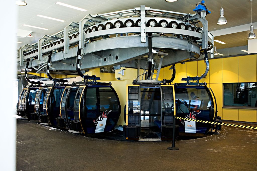 Zubringer Fimbabahn - Die Silvretta Arena Ischgl-Samnaun verfügt auf der Ischgler Seite über drei Zugangsbahnen. Die Fimbabahn ist die mittlere Bahn. Direkt links daneben liegt die 3S Pardatschgratbahn und hinter dem Dorftunnel dann die Silvretta Seilbahn. - © TVB Paznaun - Ischgl