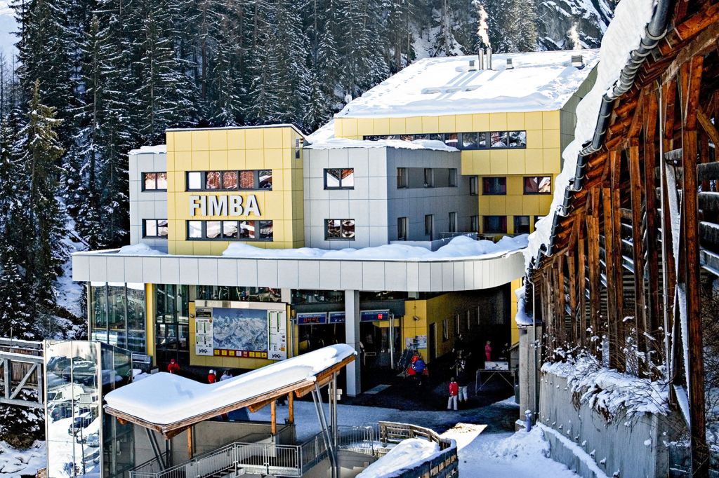 8er Gondelbahn Fimba - Die aktuelle 8er Gondelbahn Fimba gibt es seit 2007. Sie hat eine Förderleistung von maximal 2.400 Personen in der Stunde und besteht genau genommen aus zwei Sektionen, die aber nahezu nie getrennt aufgeführt werden. - © TVB Paznaun - Ischgl 8er Gondelbahn Fimba - Die aktuelle 8er Gondelbahn Fimba gibt es seit 2007. Sie hat eine Förderleistung von maximal 2.400 Personen in der Stunde und besteht genau genommen aus zwei Sektionen, die aber nahezu nie getrennt aufgeführt werden. - © TVB Paznaun - Ischgl