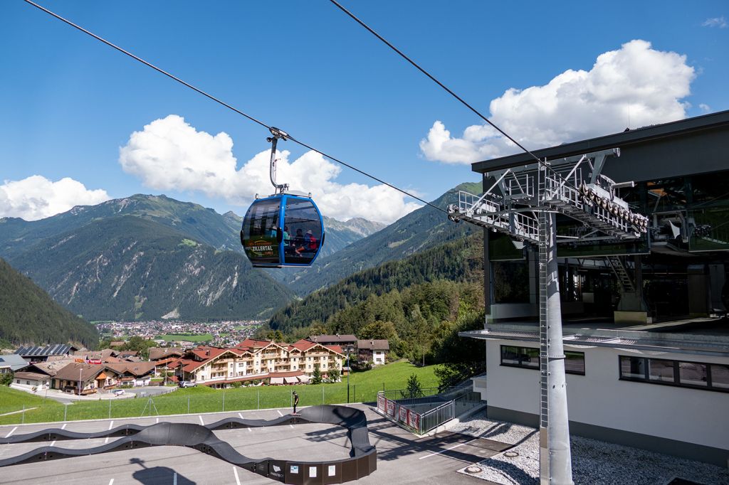 Finkenberg I - Tolle Aussicht an der Talstation: Blick auf Finkenberg und weiter hinten auf Mayrhofen. An der Talstation ist ein kleiner Park für Skater. - © alpintreff.de / christian Schön