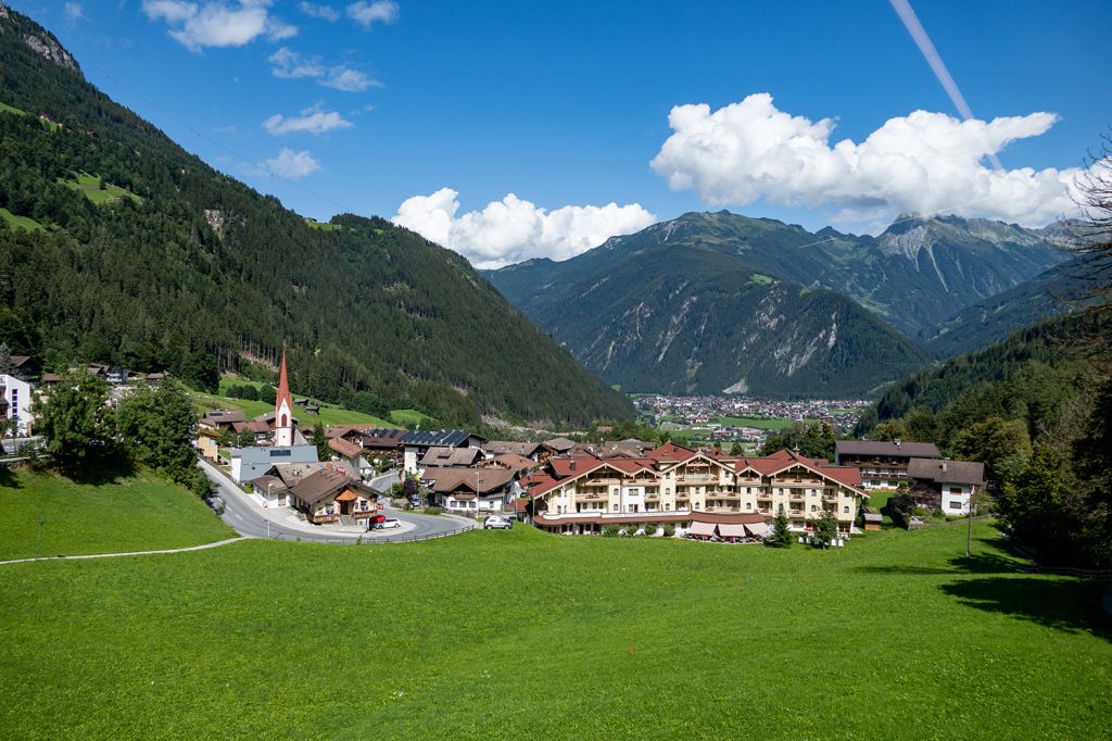 Finkenberg I - Hier nochmal der Blick aus der Talstation. Einer der schönsten Ausblicke auf den Ort Finkenberg. - © alpintreff.de / christian Schön