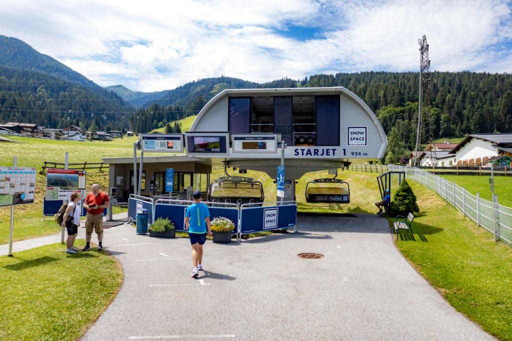 Star Jet 1 - Flachau - Bergbahn-Bilder - Die Sesselbahn Starjet 1 sowie die zweite Sektion Starjet 2 sind die beiden Sommerbahnen in Flachau mit Saisonzeiten von etwa Anfang Juni bis Anfang Oktober. - © alpintreff.de - Christian Schön Star Jet 1 - Flachau - Bergbahn-Bilder - Die Sesselbahn Starjet 1 sowie die zweite Sektion Starjet 2 sind die beiden Sommerbahnen in Flachau mit Saisonzeiten von etwa Anfang Juni bis Anfang Oktober. - © alpintreff.de - Christian Schön
