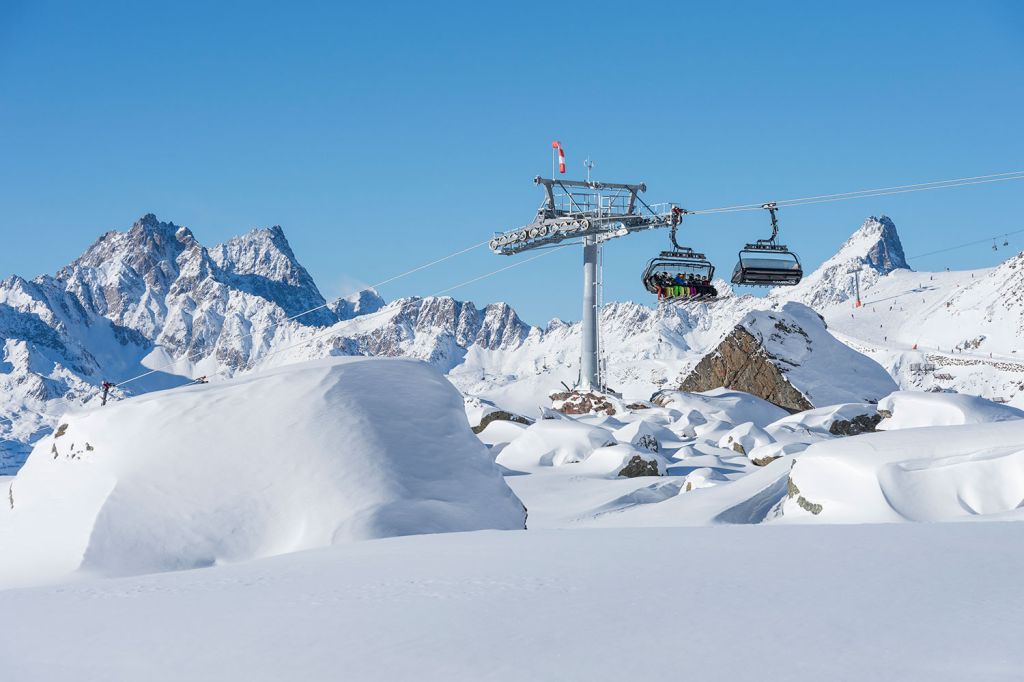 Flimjochbahn in Ischgl - Zwei Stützen vor der Bergstation gibt es diesen markanten Punkt auf der Strecke der Flimjochbahn. Im Hintergrund rechts übrigens das obere Ende der Velillbahn. - © TVB Paznaun - Ischgl Flimjochbahn in Ischgl - Zwei Stützen vor der Bergstation gibt es diesen markanten Punkt auf der Strecke der Flimjochbahn. Im Hintergrund rechts übrigens das obere Ende der Velillbahn. - © TVB Paznaun - Ischgl