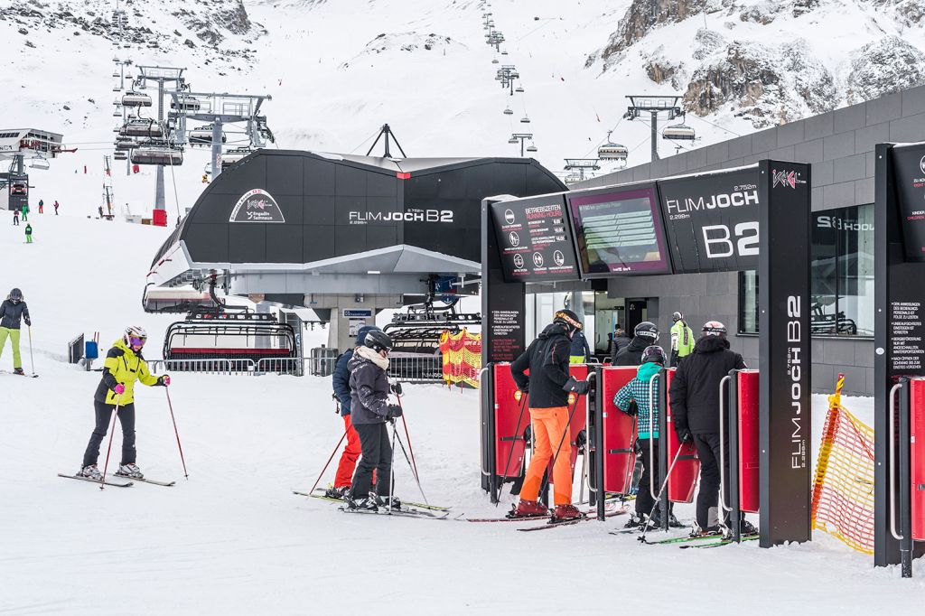 Flimjochbahn in Ischgl - seit 2016 - Im Jahr 2016 übrigens ersetzte die heutige 8er Sesselbahn die 4er Sesselbahn Flimjoch auf gleicher Strecke. - © TVB Paznaun - Ischgl Flimjochbahn in Ischgl - seit 2016 - Im Jahr 2016 übrigens ersetzte die heutige 8er Sesselbahn die 4er Sesselbahn Flimjoch auf gleicher Strecke. - © TVB Paznaun - Ischgl