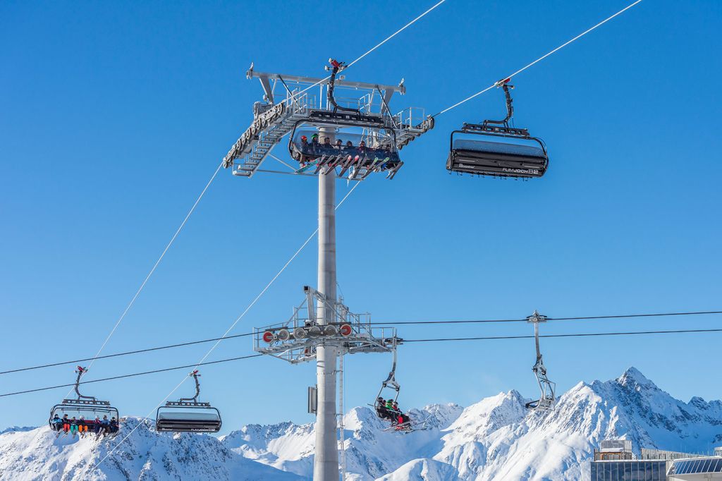 Flimjochbahn in Ischgl - Seilbahnkreuzungen gibt es in der Häufung wohl nur in Ischgl: Hier verläuft oben die Flimjochbahn, während sich die Höllbodenbahn C1 unten auf der Stütze fast schon in der Bergstation befindet. - © TVB Paznaun - Ischgl