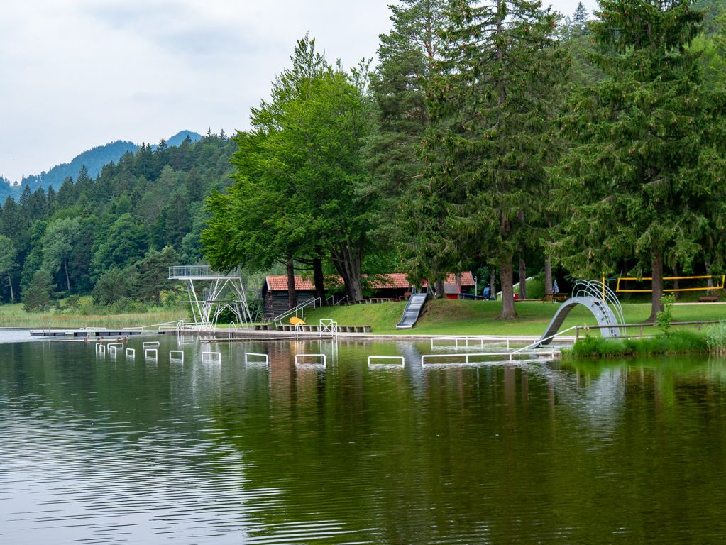 Freibad Obersee Füssen - Das Freibad am Obersee in Füssen ist ein beliebtes Naturfreibad. - © alpintreff.de / christian Schön