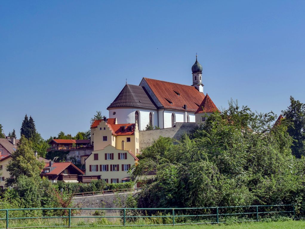 Stadtmauer Füssen  - Die alte Stadtmauer von Füssen, mit dem Franziskanerkloster im Hintergrund. - © alpintreff.de - Christian Schön