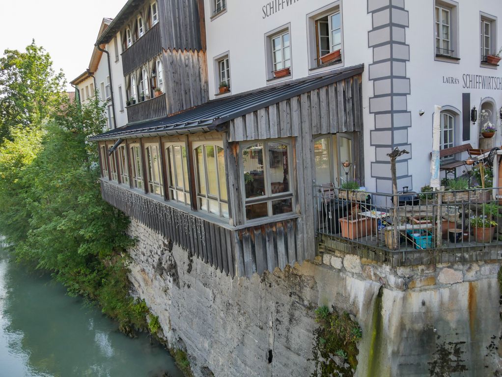 Die besondere Gaststätte - ... ist Laura´s Schiffwirtschaft in Füssen. Ein Teil des Speiseraums befindet sich direkt über dem Lech. - © alpintreff.de - Christian Schön