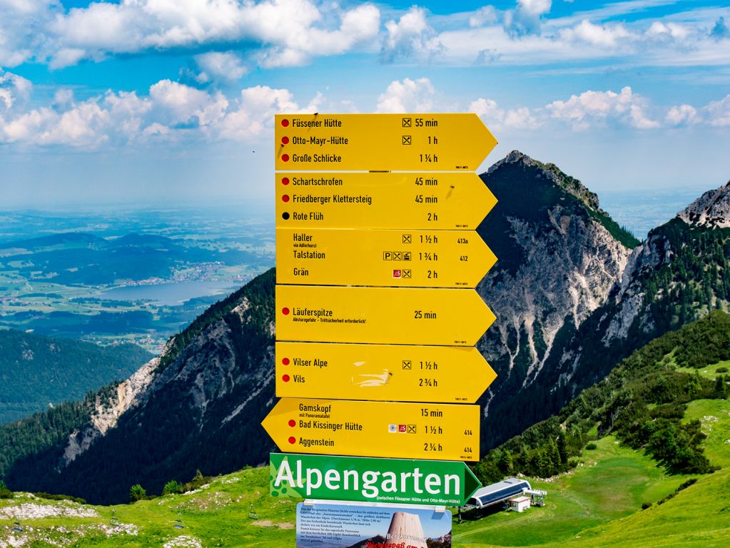 Wanderwegweiser - Ab der Bergstation Füssener Jöchle gibt es zahlreiche Wandermöglichkeiten - © alpintreff.de / christian schön