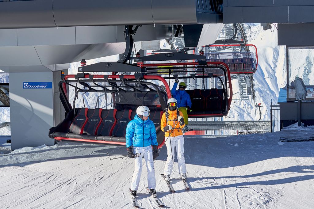 Gampenbahn in Ischgl - Mittleres Können auf Skiern sollte man hier oben mitbringen. Sowohl zurück zur Talstation als auch zur 150er Pendelbahn Piz Val Gronda sind es mindestens rote Pisten. Und unter Umständen auch mega Tiefschnee. - © TVB Paznaun - Ischgl Gampenbahn in Ischgl - Mittleres Können auf Skiern sollte man hier oben mitbringen. Sowohl zurück zur Talstation als auch zur 150er Pendelbahn Piz Val Gronda sind es mindestens rote Pisten. Und unter Umständen auch mega Tiefschnee. - © TVB Paznaun - Ischgl