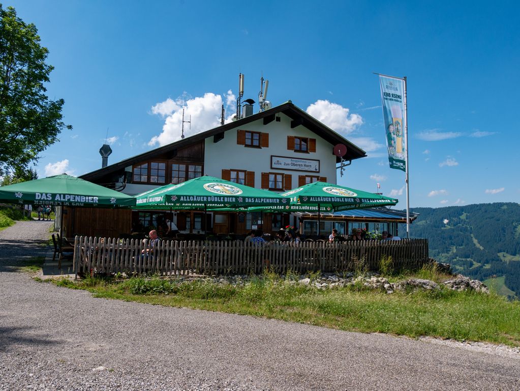 Gasthaus zum oberen Horn - Die Terrasse ist urgemütlich und bietet tolle Ausblicke. - © alpintreff.de / christian Schön