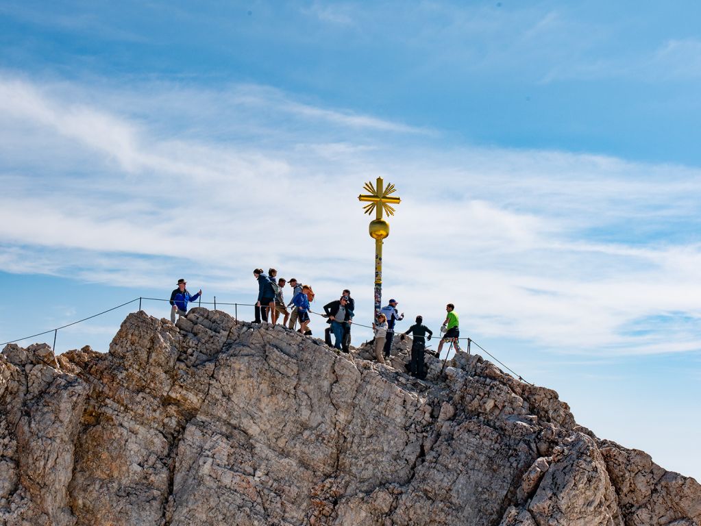 Gipfelkreuz Zugspitze - Der Gipfel der Zugspitze mit dem bekannten Gipfelkreuz auf 2.962 Meter - © alpintreff.de / christian schön