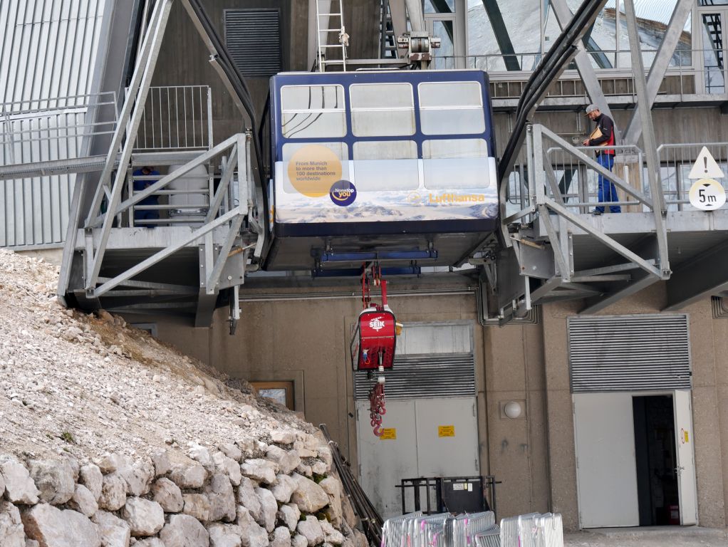 Gletscherbahn Zugspitze - Während der Bauphase der neuen Zugspitzbahn wurden viele Bauteile per Winde mit der Gletscherbahn transportiert. - © alpintreff.de / christian Schön