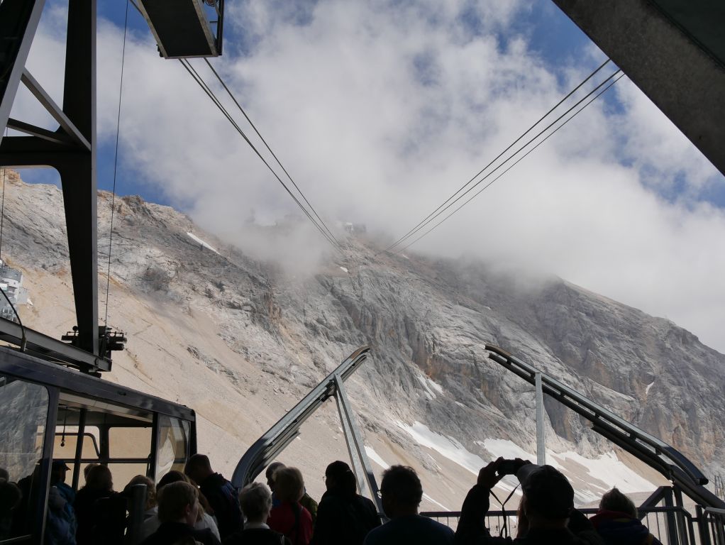 Gletscherbahn Zugspitze - Ausblick auf den Gipfel: Die Bergstation ist schemenhaft zu erkennen. - © alpintreff.de / christian Schön