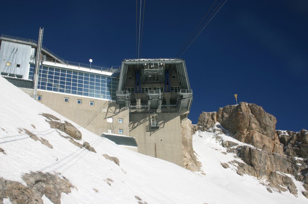 Gletscherbahn Zugspitze - Die Bergstation der Bahn. Die Aufnahme ist schon etwas älter - die Umbauten für die neue Eibsee-Seilbahn sind hier noch nicht vorhanden. - © alpintreff.de / christian Schön Gletscherbahn Zugspitze - Die Bergstation der Bahn. Die Aufnahme ist schon etwas älter - die Umbauten für die neue Eibsee-Seilbahn sind hier noch nicht vorhanden. - © alpintreff.de / christian Schön