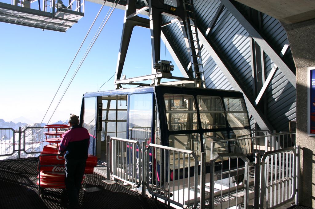 Gletscherbahn Zugspitze - Um die Engstelle Schneefernerhaus zu entschärfen, verlegte man in diesem Jahr den Bahnhof der Zahnradbahn unter das Zugspitzplatt und baute mit der Gletscherbahn eine leistungsfähige Anbindung an den Gipfel. - © alpintreff.de / christian Schön Gletscherbahn Zugspitze - Um die Engstelle Schneefernerhaus zu entschärfen, verlegte man in diesem Jahr den Bahnhof der Zahnradbahn unter das Zugspitzplatt und baute mit der Gletscherbahn eine leistungsfähige Anbindung an den Gipfel. - © alpintreff.de / christian Schön