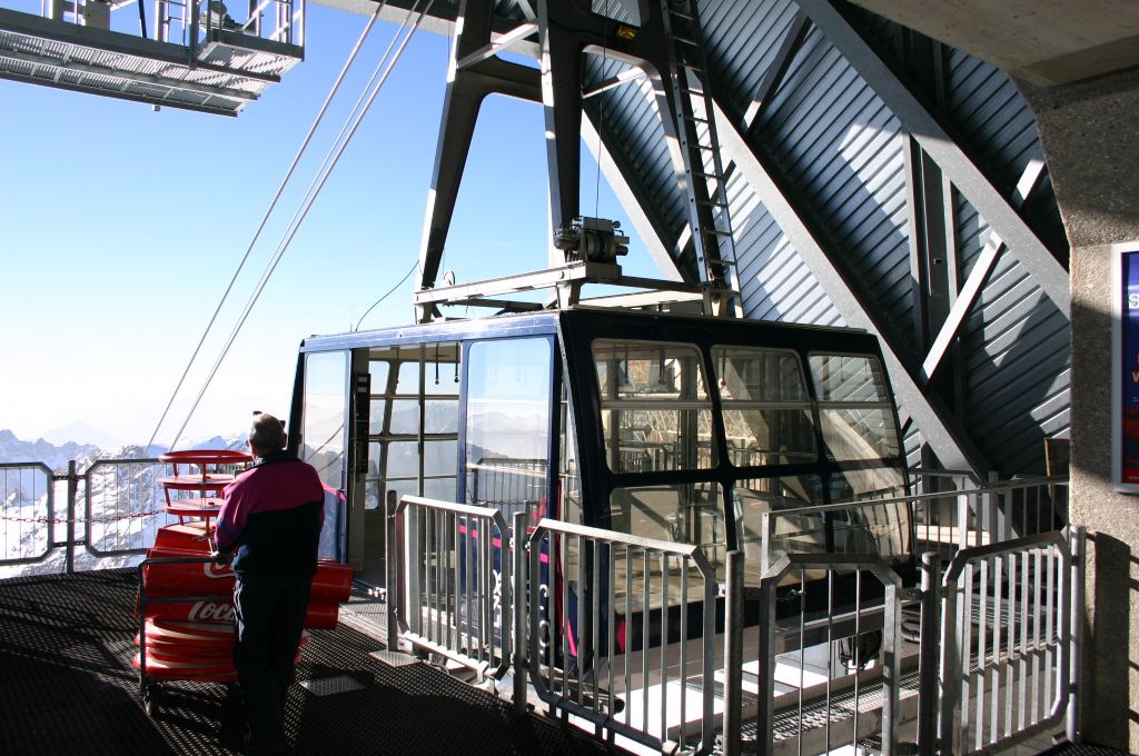 Gletscherbahn Zugspitze - Um die Engstelle Schneefernerhaus zu entschärfen, verlegte man in diesem Jahr den Bahnhof der Zahnradbahn unter das Zugspitzplatt und baute mit der Gletscherbahn eine leistungsfähige Anbindung an den Gipfel. - © alpintreff.de / christian Schön