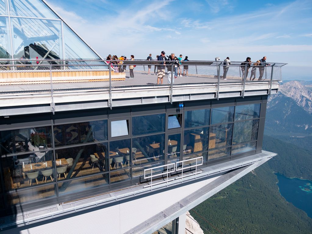 Deutsches Gipfelrestaurant - Das neue Gipfelrestaurant auf der deutschen Seite der Zugspitze bietet einen wahnsinns Ausblick. Im Restaurant integriert ist auch die gläserne Seilbahntechnik. - © alpintreff.de / christian schön