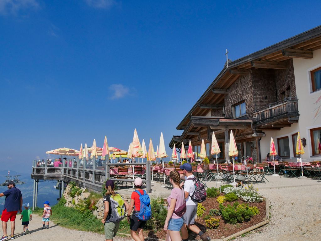 Gipfelrestaurant Hohe Salve - Das Gipfelrestaurant auf der Hohen Salve mit großzügiger Sonnenterrasse. Auf der Terrasse hat man einen schönen Blick Richtung Hopfgarten und auch auf den Startplatz der Paraglider. - © alpintreff.de / christian schön