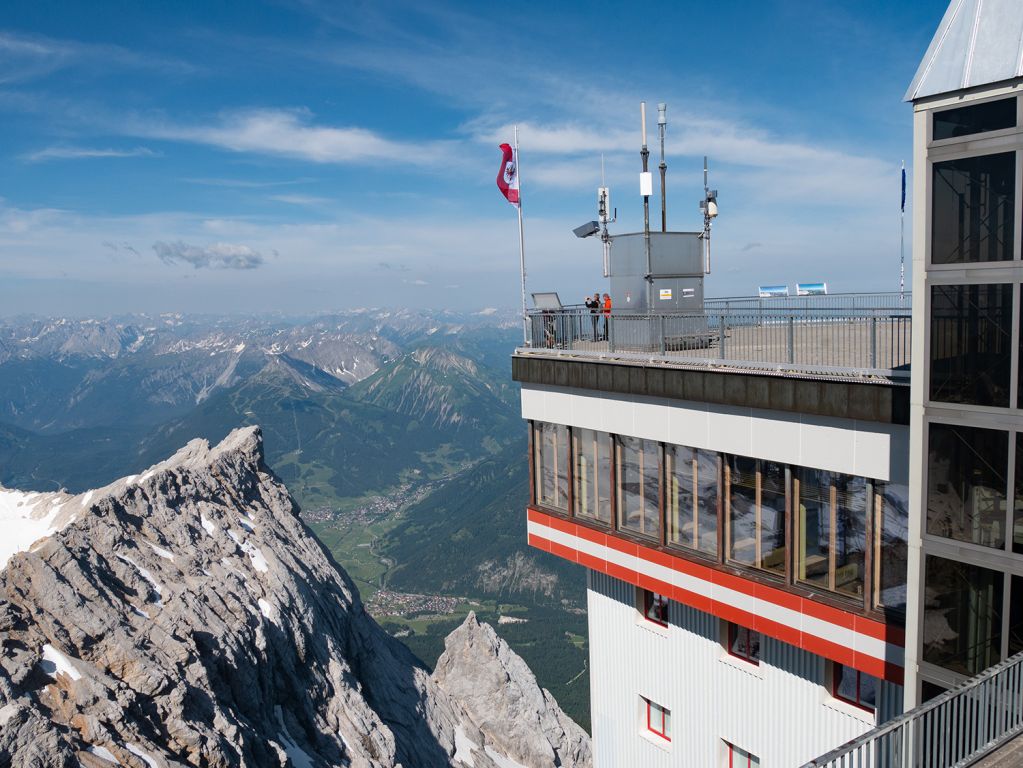 Österreichisches Gipfelrestaurant - Gipfelrestaurant auf der österreichischen Seite der Zugspitze mit Blick über Ehrwald, Lermoos und Biberwier - © alpintreff.de / christian schön