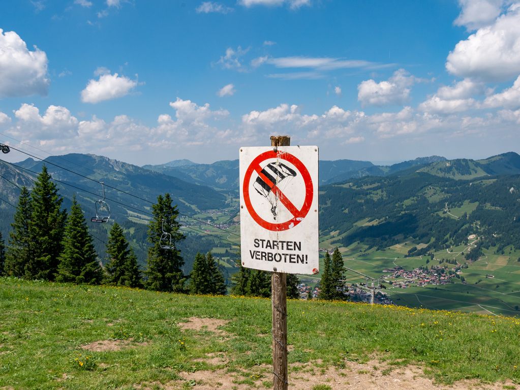 Bitte keine Gleitschirmflieger - Hier dürfen keine Gleitschirmflieger starten. Das stimmt aber nur für den Bereich direkt an der Bergstation. Der Startplatz der Paraglider ist etwas höher. - © alpintreff.de / christian schön Bitte keine Gleitschirmflieger - Hier dürfen keine Gleitschirmflieger starten. Das stimmt aber nur für den Bereich direkt an der Bergstation. Der Startplatz der Paraglider ist etwas höher. - © alpintreff.de / christian schön
