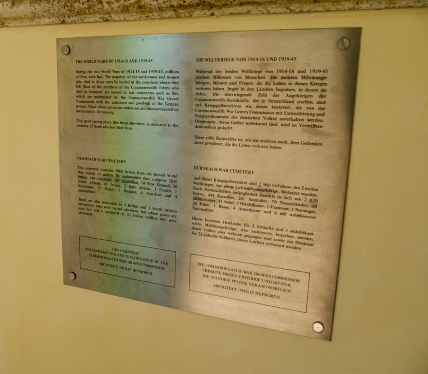 Dürnbach Kriegsgräberstätte - Auf der Tafel wird auf deutsch und englisch einiges zum Friedhof erklärt. - © alpintreff.de - Silke Schön Dürnbach Kriegsgräberstätte - Auf der Tafel wird auf deutsch und englisch einiges zum Friedhof erklärt. - © alpintreff.de - Silke Schön