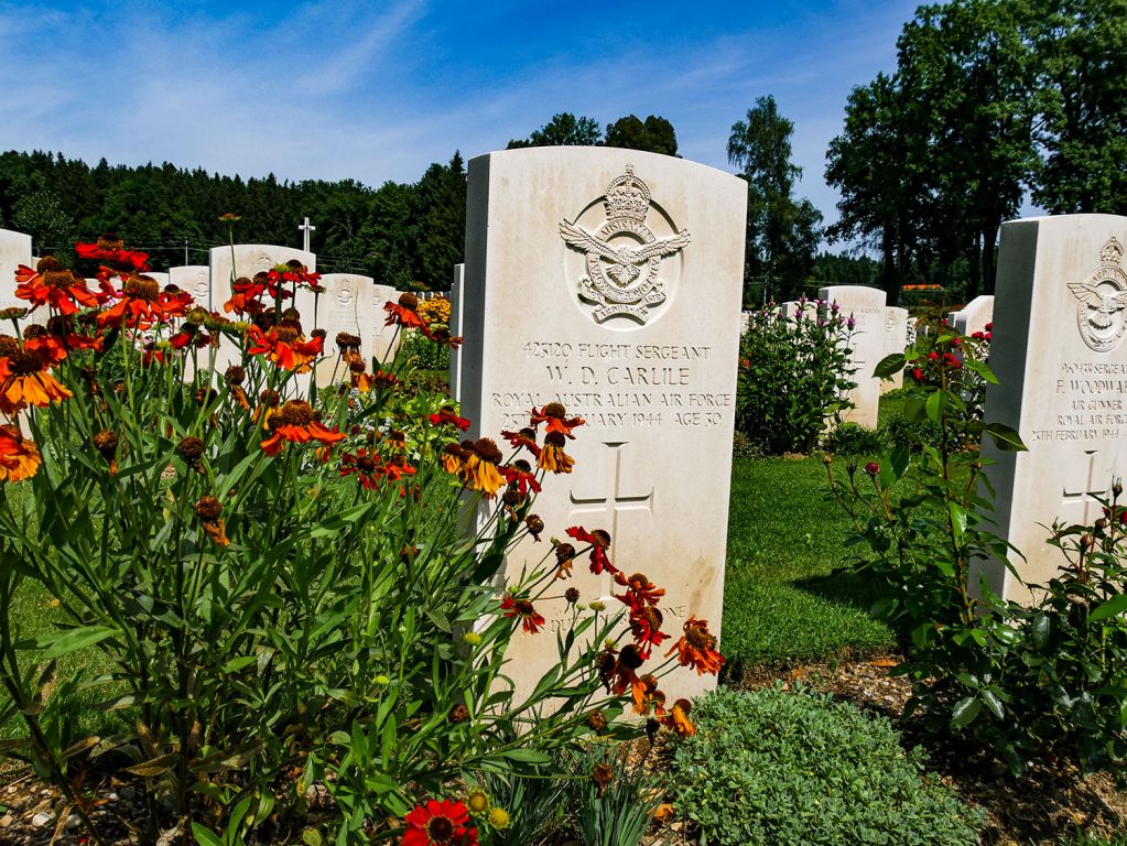 Dürnbach Kriegsgräberstätte - Viele junge Männer, die für die Royal Air Force im Zweiten Weltkrieg flogen, kamen in Deutschland ums Leben.  - © alpintreff.de - Silke Schön
