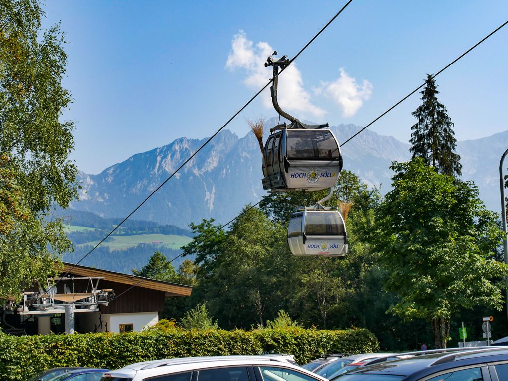 Talstation Gondelbahn Hochsöll - Die Talstation der Gondelbahn Hochsöll vom Parkplatz aus. Im Sommer 2019 wird bereits mächtig gebaut, denn die Bahn wird ab Juli 2019 durch eine moderne 10er Gondelbahn ersetzt. - © alpintreff.de / christian schön