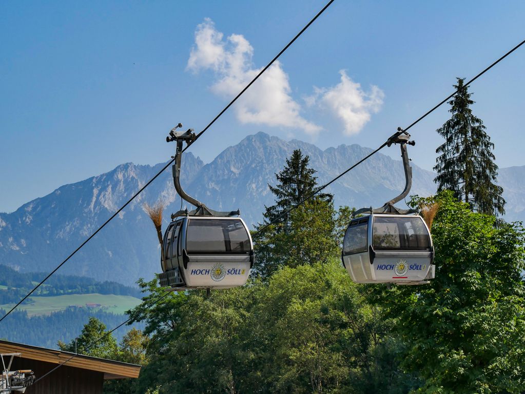 Mit Hexenbesen zum Hexenwasser - Für die kleinen Gäste gibt des oben einen großen Spaß in Hochsöll: Das Hexenwasser. Die Besen an den Gondeln weisen bereits darauf hin ... - © alpintreff.de / christian schön Mit Hexenbesen zum Hexenwasser - Für die kleinen Gäste gibt des oben einen großen Spaß in Hochsöll: Das Hexenwasser. Die Besen an den Gondeln weisen bereits darauf hin ... - © alpintreff.de / christian schön