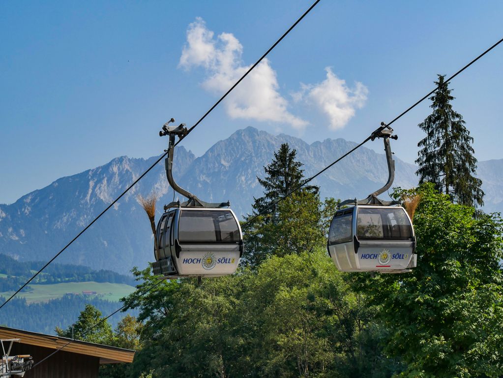 Mit Hexenbesen zum Hexenwasser - Für die kleinen Gäste gibt des oben einen großen Spaß in Hochsöll: Das Hexenwasser. Die Besen an den Gondeln weisen bereits darauf hin ... - © alpintreff.de / christian schön