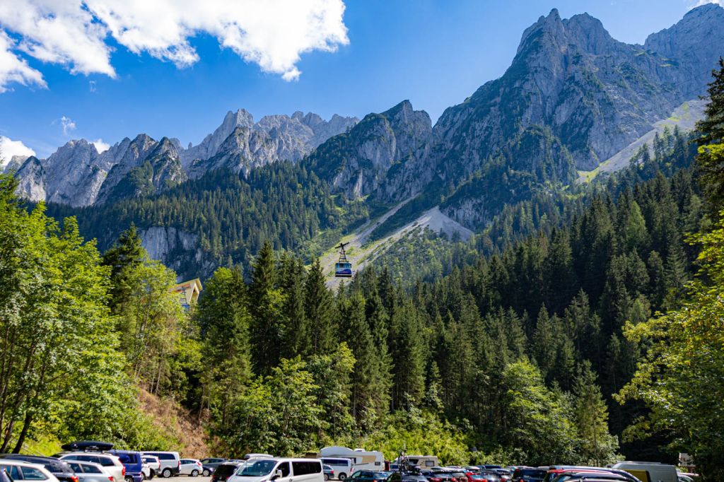 Gosaukammbahn am Vorderen Gosausee - Ebenfalls dort liegt die Gosaukammbahn, eine Großkabinen-Pendelbahn aus dem Jahr 1968. - © alpintreff.de - Christian Schön