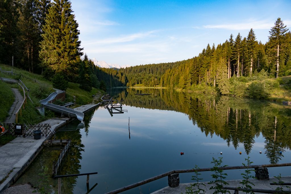 Grubsee bei Krün - Groß ist er wirklich nicht. Aber er liegt sehr nett und von außen uneinsehbar im Wald. - © alpintreff.de / christian Schön