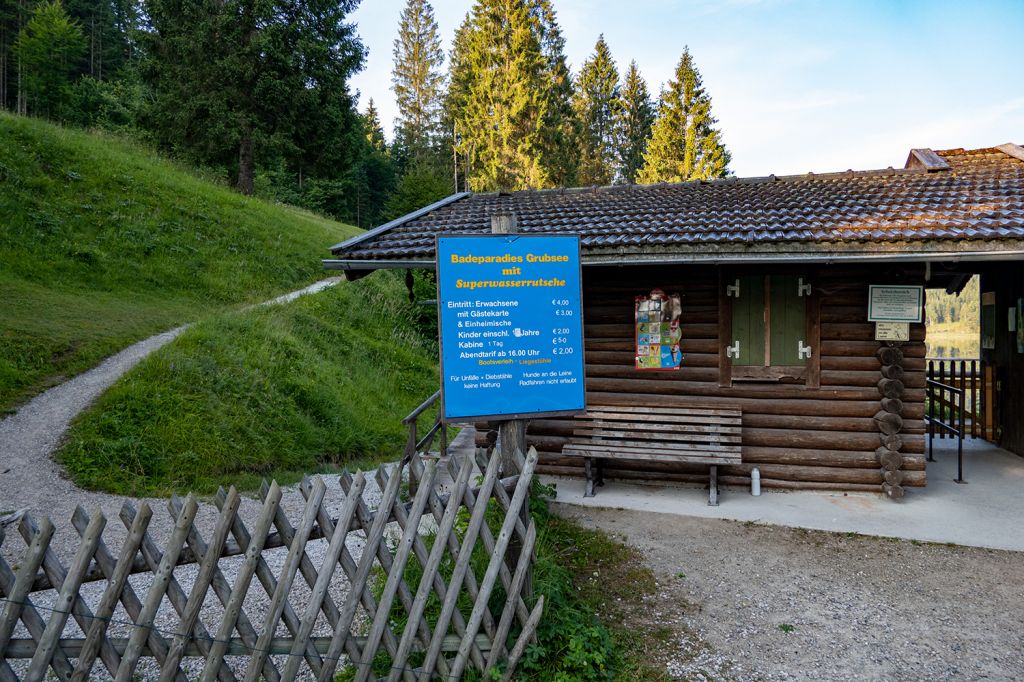 Strandbad Grubsee - Das Badeparadies Grubsee kostet Eintritt. 4 Euro für Erwachsene, Kinder 2 Euro. Ermäßigung mit Gästekarte (Preise 2019) - © alpintreff.de / christian Schön