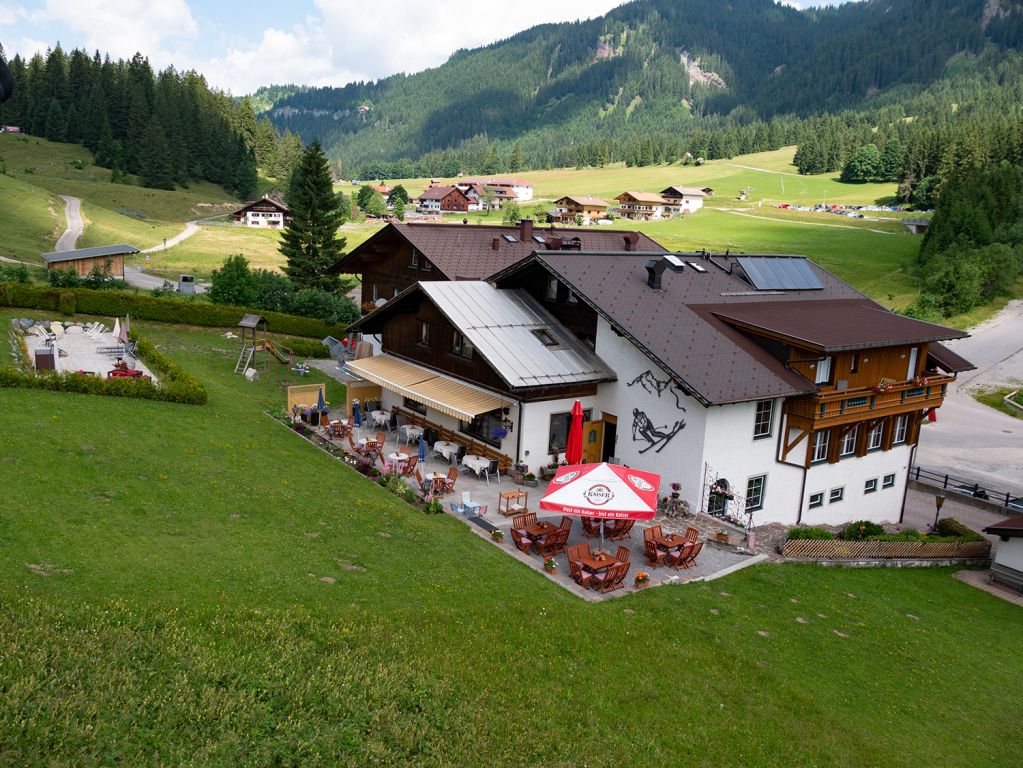 Gasthof Schuster an der Talstation - Wer von der Krinnenalpe herunterwandern möchte, der kann sich unten bei Gasthof Schuster wieder stärken. im Ausnahmefall dürfen Benutzer der Seilbahn das natürlich auch tun ;-). - © alpintreff.de / christian schön