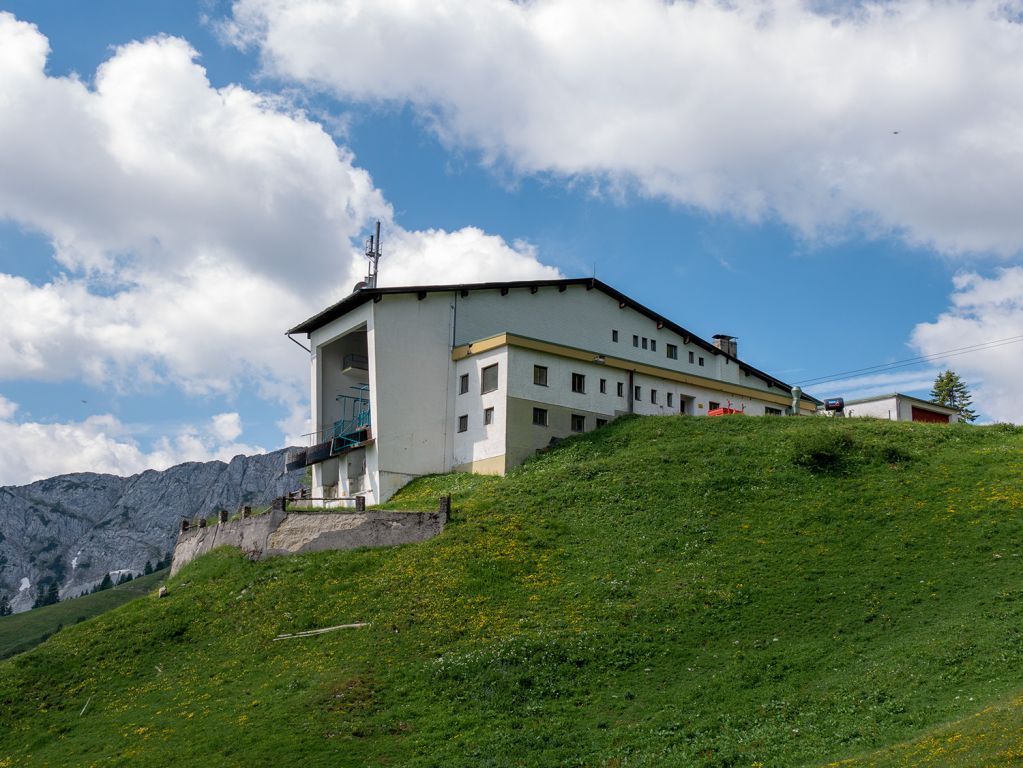 Bergstation der alten Hahnenkammbahn bis 2010 - Trotz der Kürze des Besuchs habe ich mich noch auf die kurze Runde zur Höfener Alm gemacht und so die alte Bergstation komplett umrundet. - © alpintreff.de / christian schön