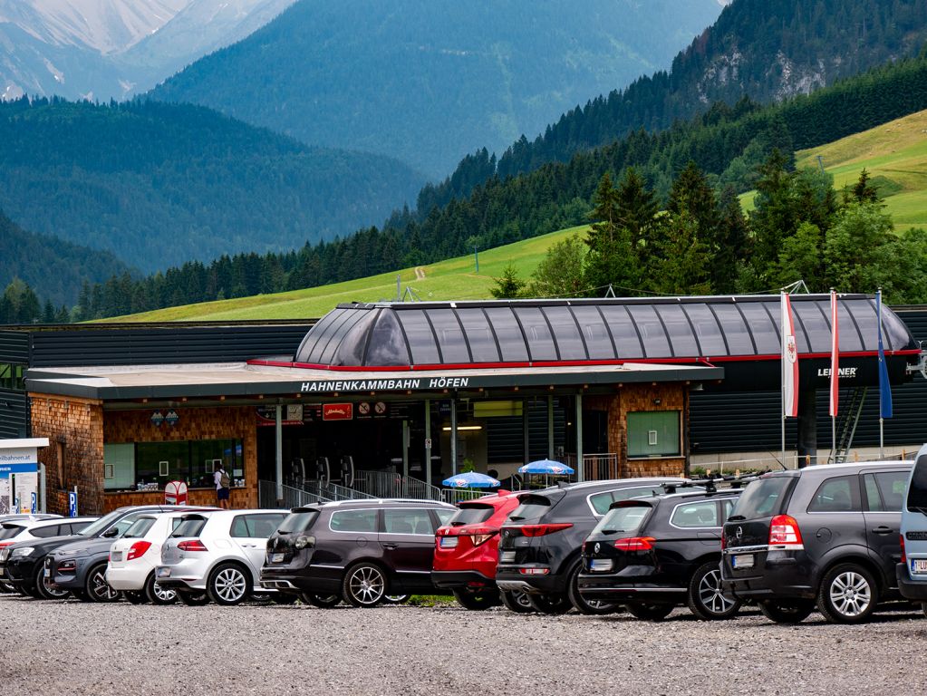 Talstation Hahnenkammbahn Reutte - Die Talstation der Hahnenkammbahn Reutte mit recht großzügigen Parkmöglichkeiten (zumindest im Sommer) - © alpintreff.de / christian schön