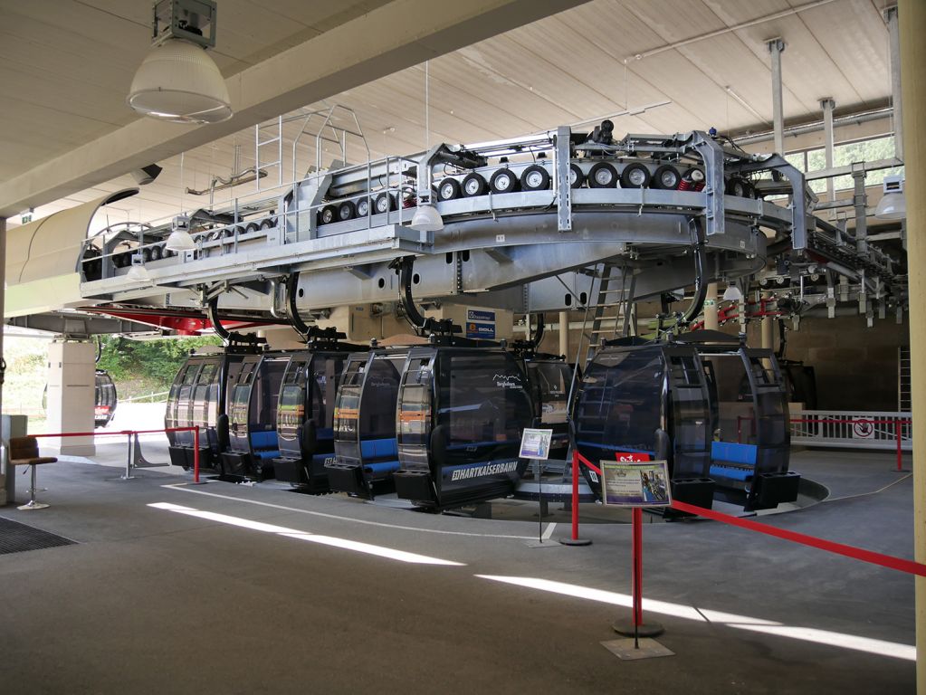 Einstiegsbereich Hartkaiserbahn - Ab dem Einstieg entschädigt die moderne und angenehme Bahn dann aber für den Anblick der Talstation. Der Einstiegsbereich bietet viel Zeit zum gemütlichen Entern der Gondeln. - © alpintreff.de / christian schön Einstiegsbereich Hartkaiserbahn - Ab dem Einstieg entschädigt die moderne und angenehme Bahn dann aber für den Anblick der Talstation. Der Einstiegsbereich bietet viel Zeit zum gemütlichen Entern der Gondeln. - © alpintreff.de / christian schön