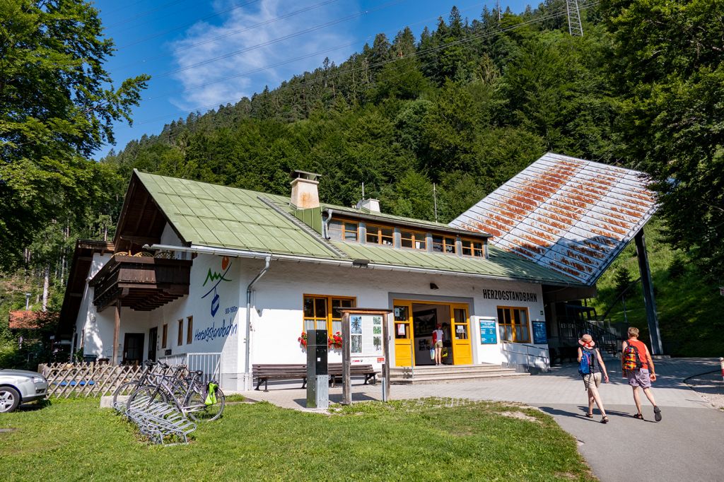 Herzogstandbahn am Walchensee - Ursprünglich war die Herzogstandbahn eine Einer-Sesselbahn. Die heutige Seilbahn ist 1994 gebaut worden. Das alte Gebäude wurde in großen Teilen genutzt. - © alpintreff.de / christian Schön