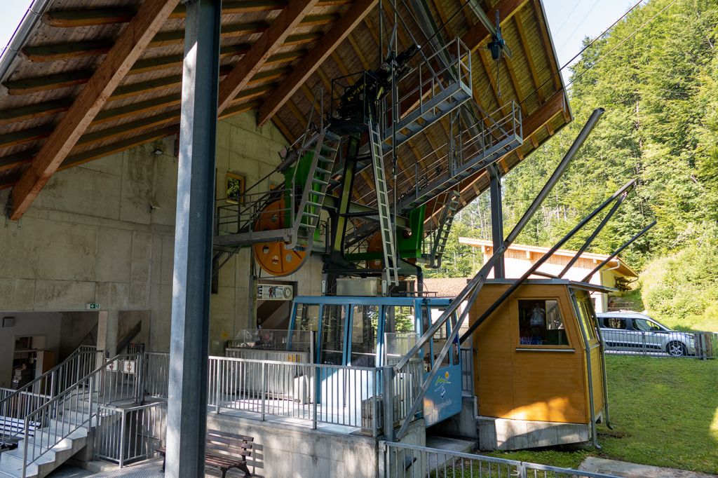 Herzogstandbahn am Walchensee - Die Seilbahn stammt vom südtiroler Hersteller Hölzl (jetzt Leitner), der auch für die Gipfelbahn am Nebelhorn und den Umbau der Tegelbergbahn verantwortlich zeichnet. - © alpintreff.de / christian Schön