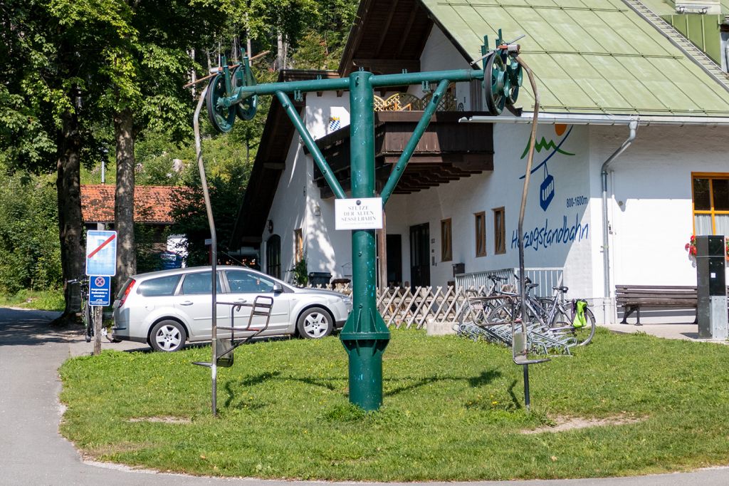 Herzogstandbahn am Walchensee - Eine Stütze der ursprünglichen Sesselbahn (Einersessel) steht noch vor der Talstation. - © alpintreff.de / christian Schön