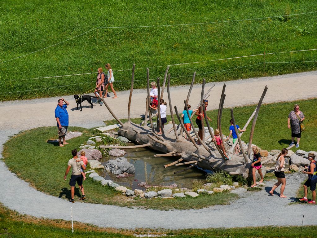 Hexenwasser in Hochsöll - Wie Wasserspiele des Hexenwassers begeistern die Kleinen. - © alpintreff.de / christian schön