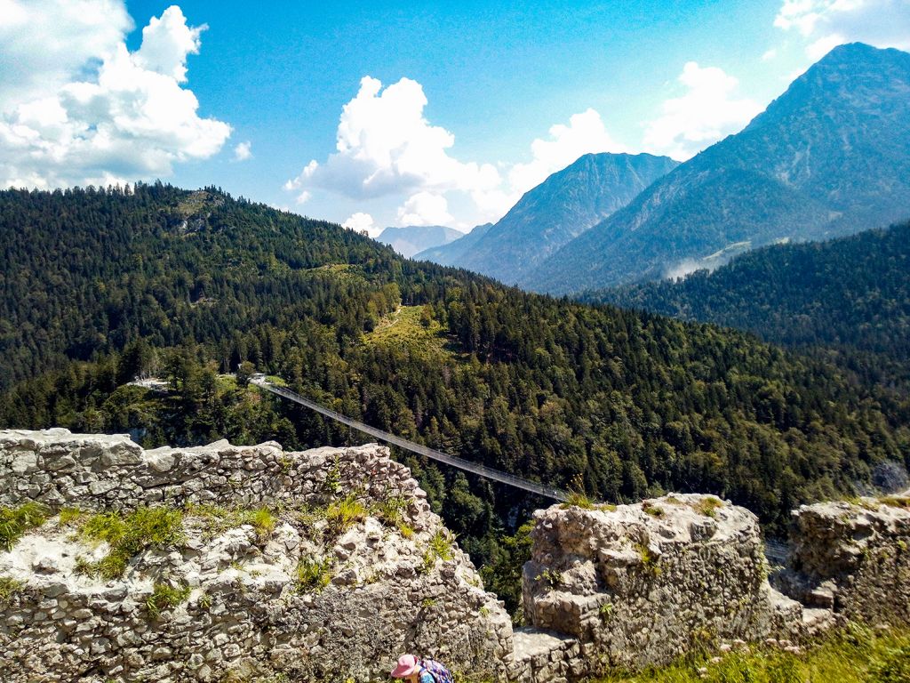 Blick von oben - Eine ganz besondere Perspektive der Hängebrücke. - © <a href="https://papa-wanderwolle.jimdofree.com/2020/10/06/burgenrunde-auf-dem-ehrenberg/" target="_blank">Wolfgang Berres auf papa.wanderwolle</a>