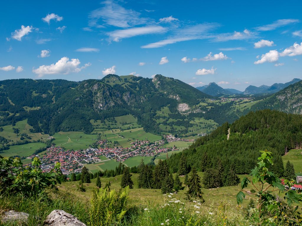 Hornbahn Bad Hindelang - Für alle, die etwas mehr Zeit mitbringen, gibt es wunderbare Ausblicke zum Beispiel über Bad Hindelang (Mitte) und Oberjoch (rechts). - © alpintreff.de / christian Schön